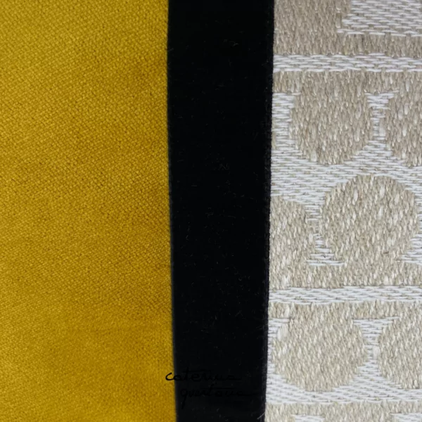 Cuscino in lino disegno Bouclè color écru e velluto colore giallo zafferano, con nastro in velluto colore nero - immagine 4