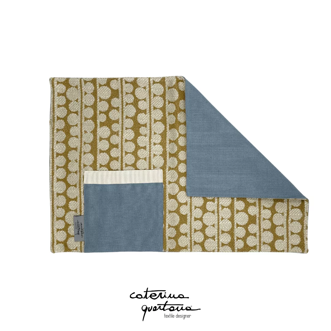 Tovaglietta in Lino disegno Bouclè color biscotto e avio, con tasca color avio e canetè color panna