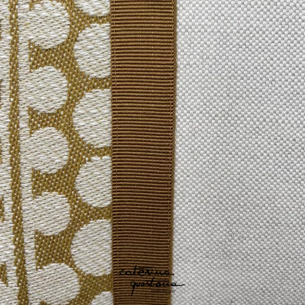 Cuscino in lino disegno Bouclé colore biscotto ed écru con nastro in canetè color cammello - immagine 3