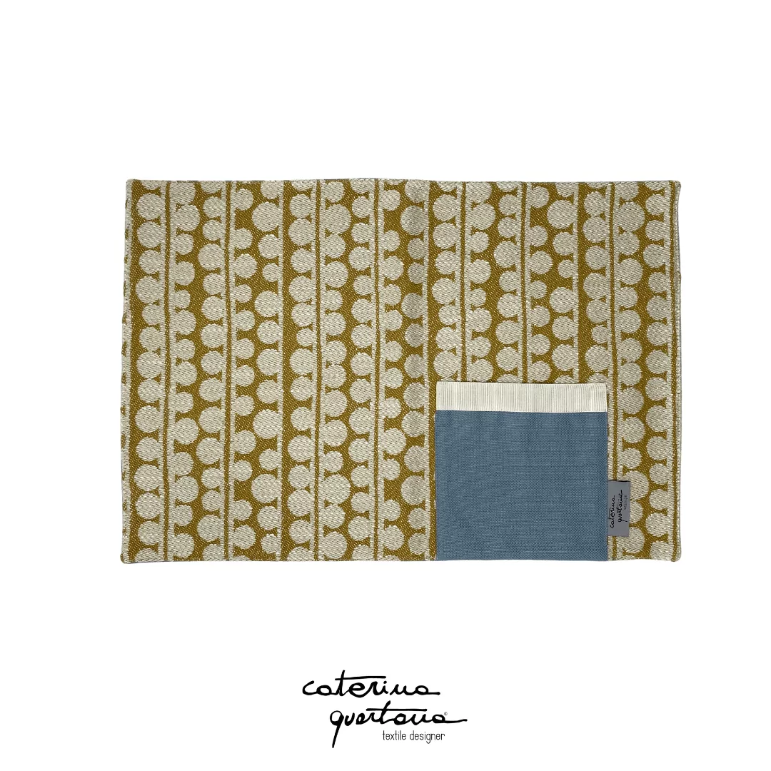 Tovaglietta in Lino disegno Bouclè color biscotto e avio, con tasca color avio e canetè color panna - immagine 4