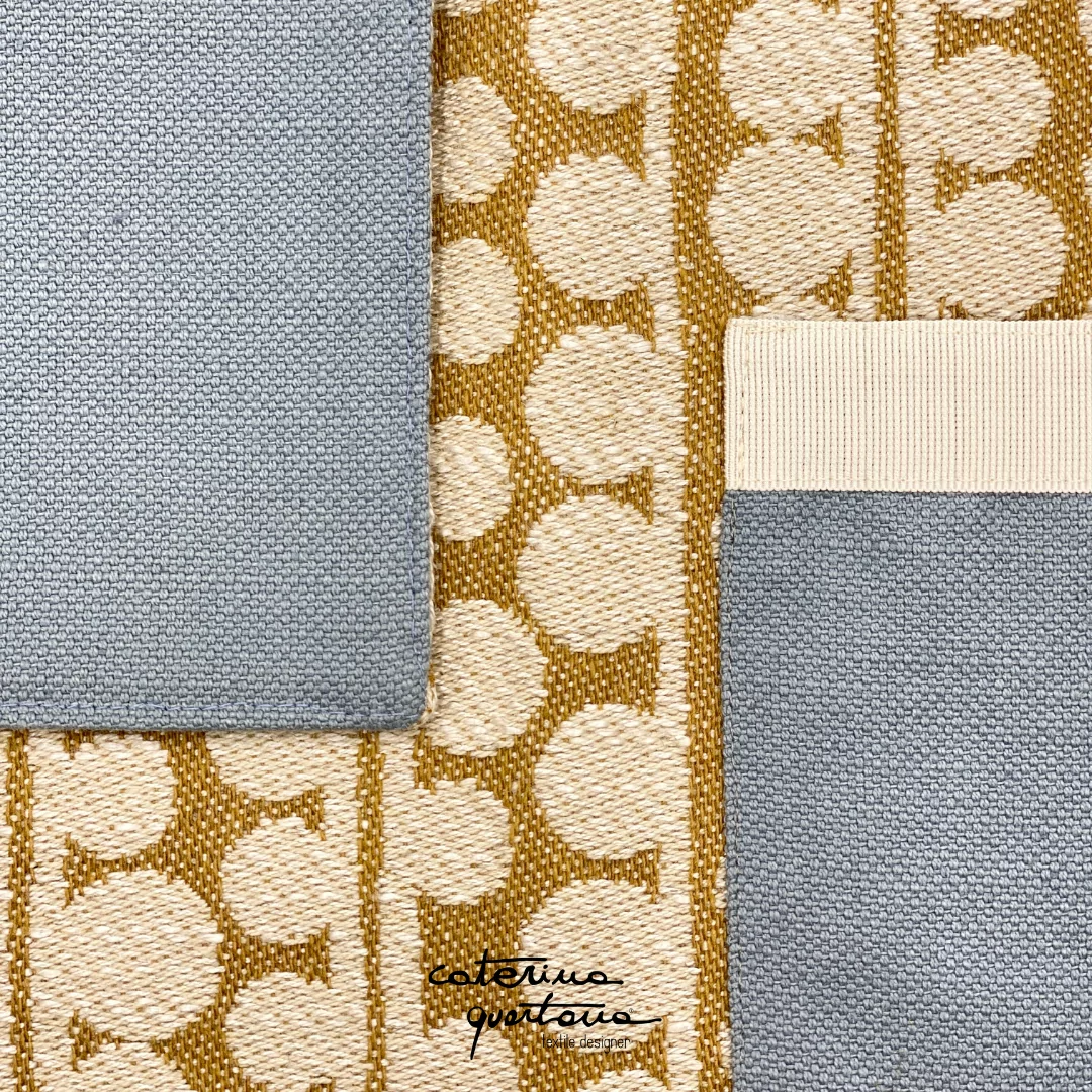 Tovaglietta in Lino disegno Bouclè color biscotto e avio, con tasca color avio e canetè color panna - immagine 3