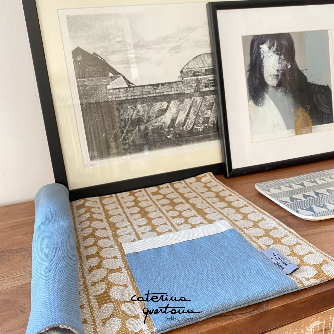 Tovaglietta in Lino disegno Bouclè color biscotto e avio, con tasca color avio e canetè color panna - immagine 5