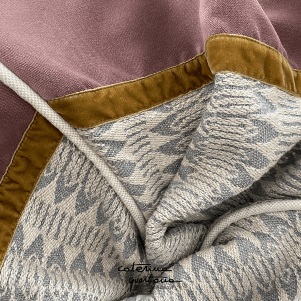 Pouf in lino disegno Frisée color grigio, velluto color rosa e nastro in velluto color oro - immagine 2