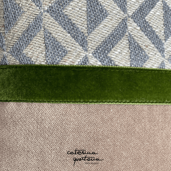 Cuscino in lino disegno Losanghe grigio e Frisée verde, velluto tortora e nastro in velluto color verde bosco - Image 3