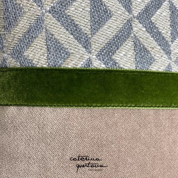 Cuscino in lino disegno Losanghe grigio e Frisée verde, velluto tortora e nastro in velluto color verde bosco - immagine 3