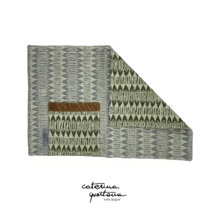 Tovaglietta in Lino disegno Frisée color grigio e verde bosco, con tasca disegno Frisée color verde bosco e canetè color cammello