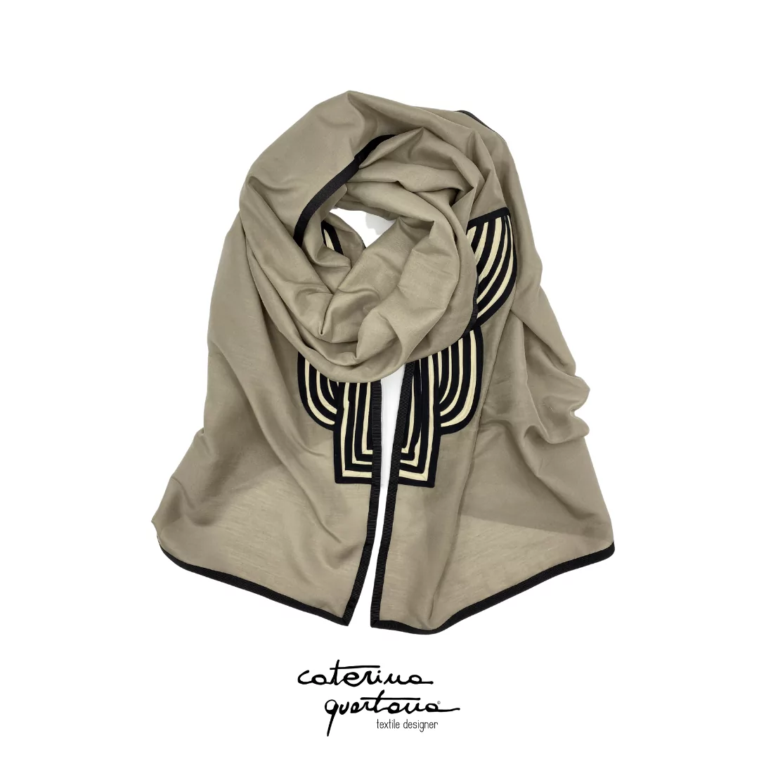 Sciarpa Stola in Seta Cotone color grigio bordata in canetè color nero