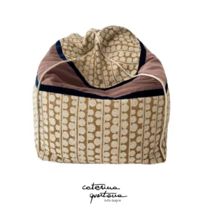 Pouf in lino disegno Bouclè color biscotto, velluto colore rosa e nastro in velluto colore blu notte