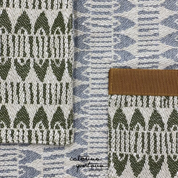 Tovaglietta in Lino disegno Frisée color grigio e verde bosco, con tasca disegno Frisée color verde bosco e canetè color cammello - immagine 3
