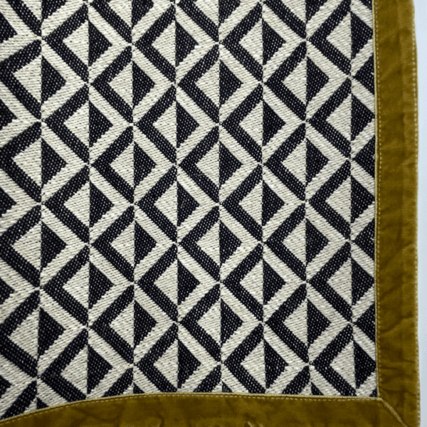 Striscia Decorativa in Lino disegno Losanghe color nero, con bordo in velluto color oro - immagine 4