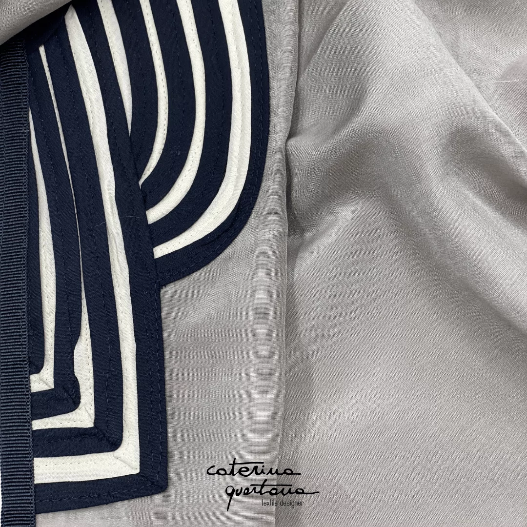 Sciarpa Stola in Seta Cotone color grigio bordata in canetè color nero - immagine 3