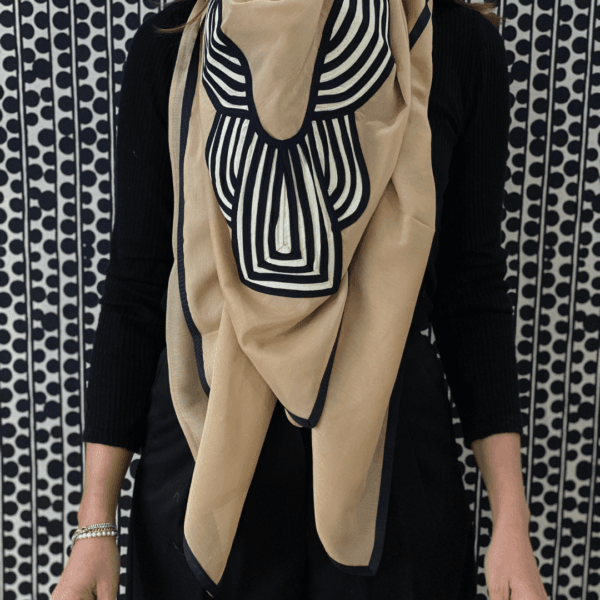 Sciarpa Foulard in Seta Cotone color cipria, bordata in canetè color nero - Image 2