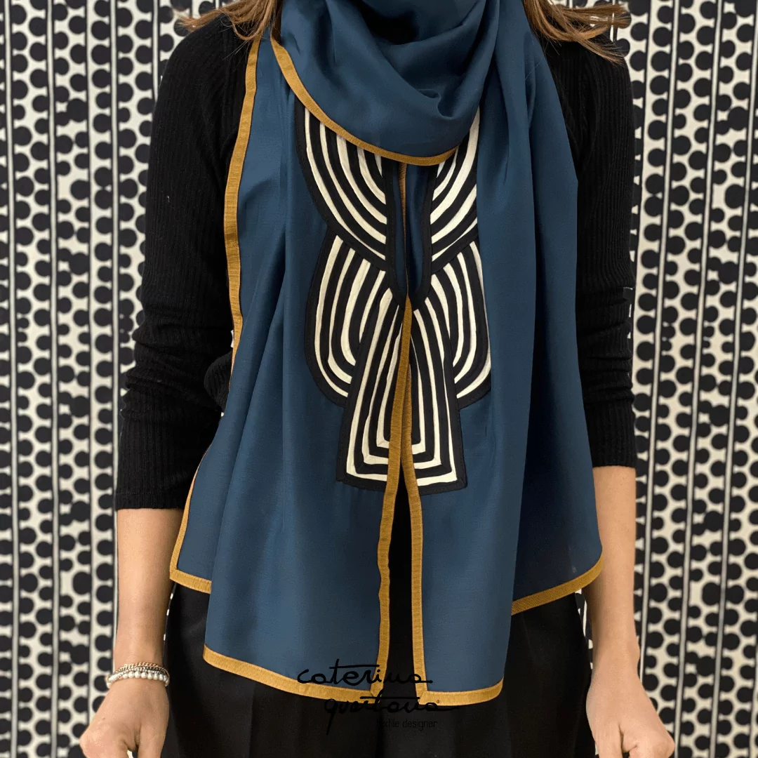 Sciarpa Stola in Seta Cotone color blu navy bordata in canetè color oro - immagine 2