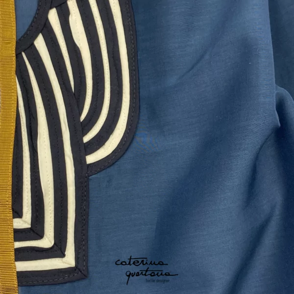 Sciarpa Stola in Seta Cotone color blu navy bordata in canetè color oro - immagine 3