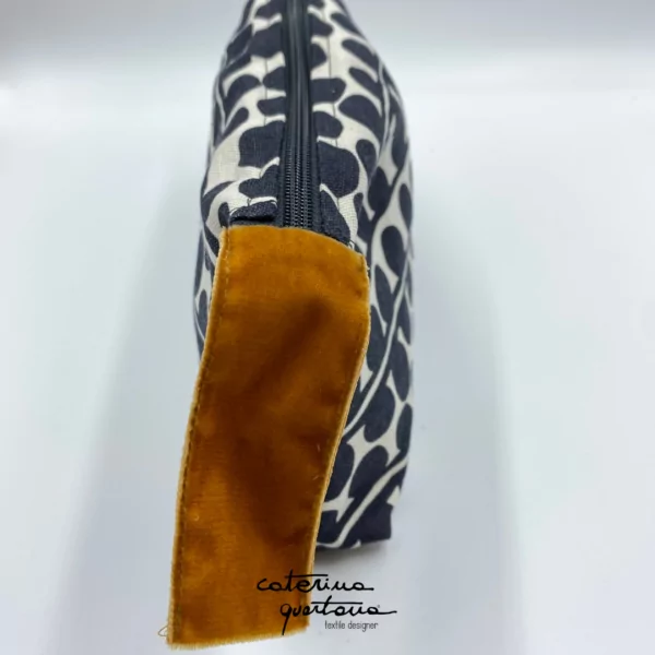 Pochette in Lino con disegno Bouclè colore nero ed écru, velluto colore ambra - immagine 2