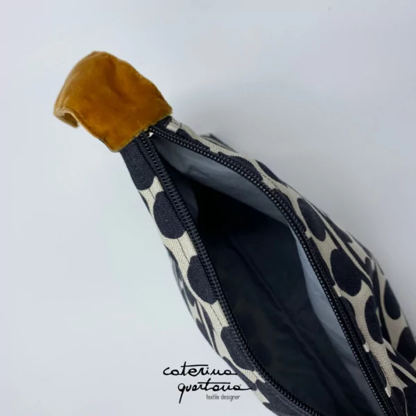 Pochette in Lino con disegno Bouclè colore nero ed écru, velluto colore ambra - immagine 3