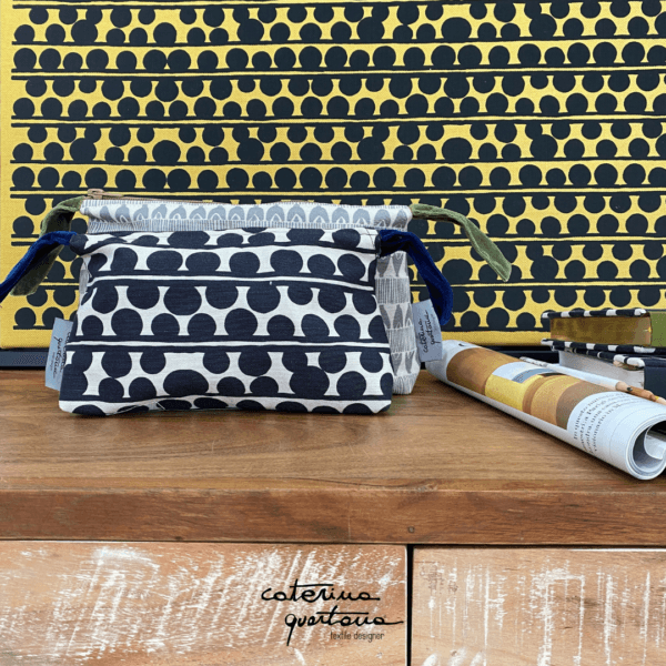 Pochette in Lino con disegno Bouclè colore nero ed écru, velluto color blu - immagine 3