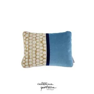Cuscino in lino disegno Bouclè color biscotto e velluto colore carta da zucchero, con nastro in velluto colore blu notte