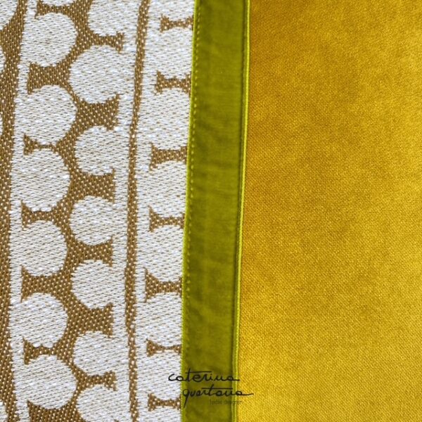 Cuscino in lino disegno Bouclé color biscotto velluto colore giallo senape e nastro in velluto colore verde lime - immagine 2