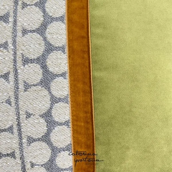 Cuscino in lino disegno Bouclé color grigio, velluto colore verde salvia e nastro in velluto colore ambra - immagine 3