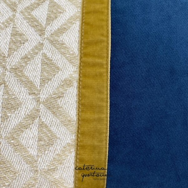 Cuscino in lino disegno Losanghe color écru, velluto color blu e nastro in velluto color oro - immagine 3