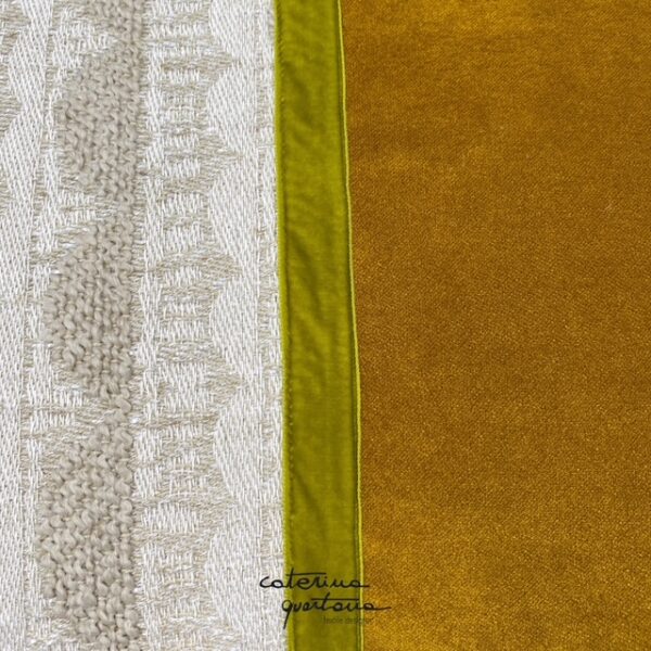 Cuscino in lino disegno Tissage color écru, velluto color ambra e nastro in velluto color verde lime - immagine 3