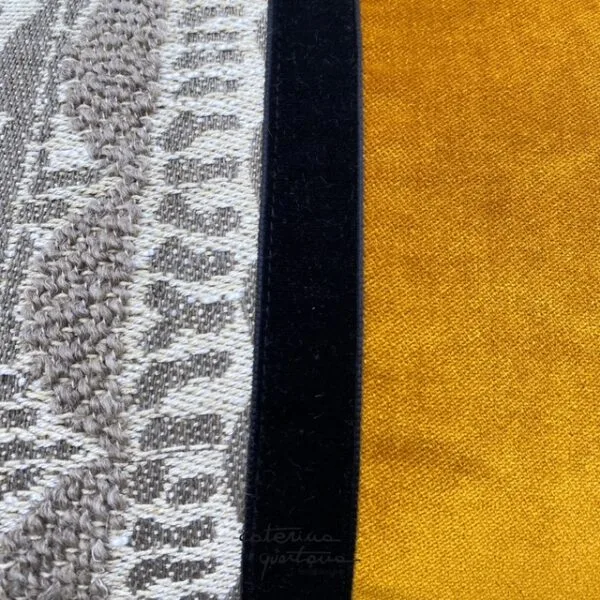 Cuscino in lino disegno Tissage color tortora, velluto color ambra e nastro in velluto color nero - immagine 2