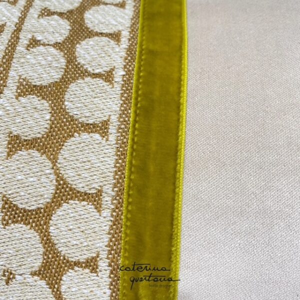 Cuscino in lino disegno Bouclé color biscotto, velluto color écru e nastro in velluto color verde lime - immagine 2