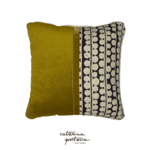 Cuscino in lino écru e nero unito al velluto color oro