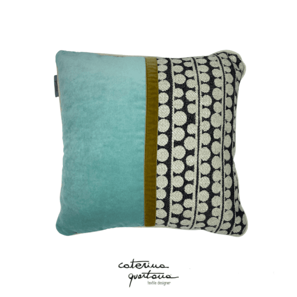 Cuscino in lino Ecrù e Nero unito al velluto color oro e acqua marina