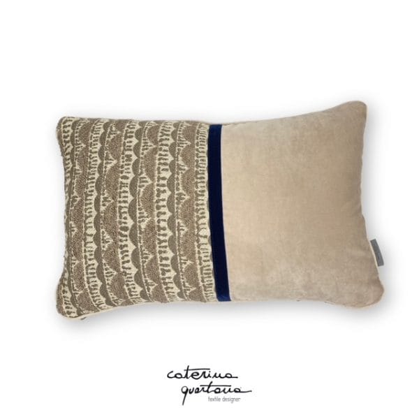 Cuscino in lino disegno Tissage color tortora, velluto color écru e nastro in velluto color blu notte