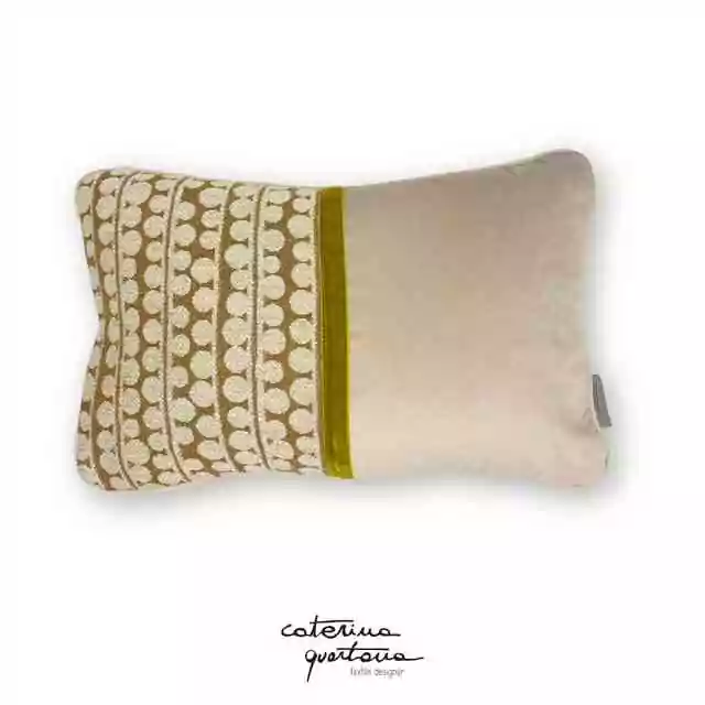 Cuscino in lino disegno Bouclé color biscotto, velluto color écru e nastro in velluto color verde lime