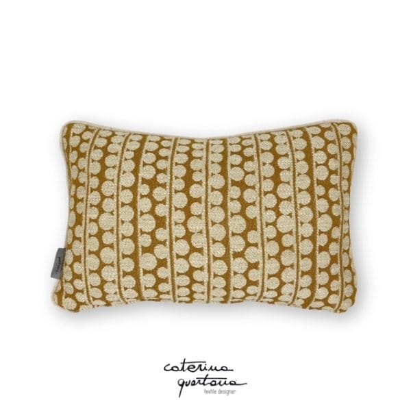 Cuscino in lino disegno Bouclé color biscotto, velluto color écru e nastro in velluto color verde lime - immagine 3
