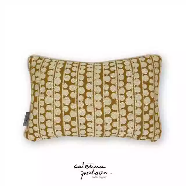 Cuscino in lino disegno Bouclé color biscotto, velluto color écru e nastro in velluto color verde lime - immagine 3