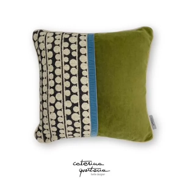 Cuscino in lino disegno Bouclé color nero, velluto colore verde oliva e nastro in velluto carta da zucchero
