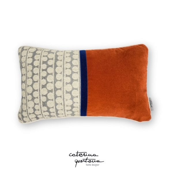 Cuscino in lino disegno Bouclè color grigio, velluto color ruggine e nastro in velluto colore blu notte