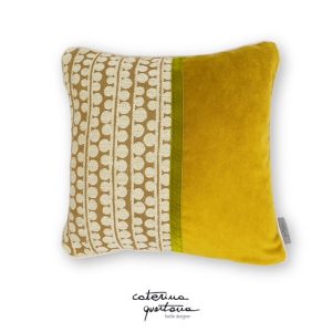Cuscino in lino disegno Bouclé color biscotto velluto colore giallo senape e nastro in velluto colore verde lime