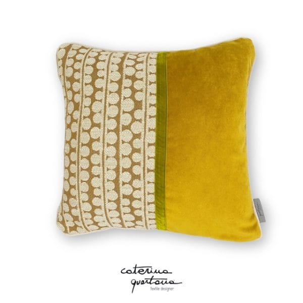 Cuscino in lino disegno Bouclé color biscotto velluto colore giallo senape e nastro in velluto colore verde lime