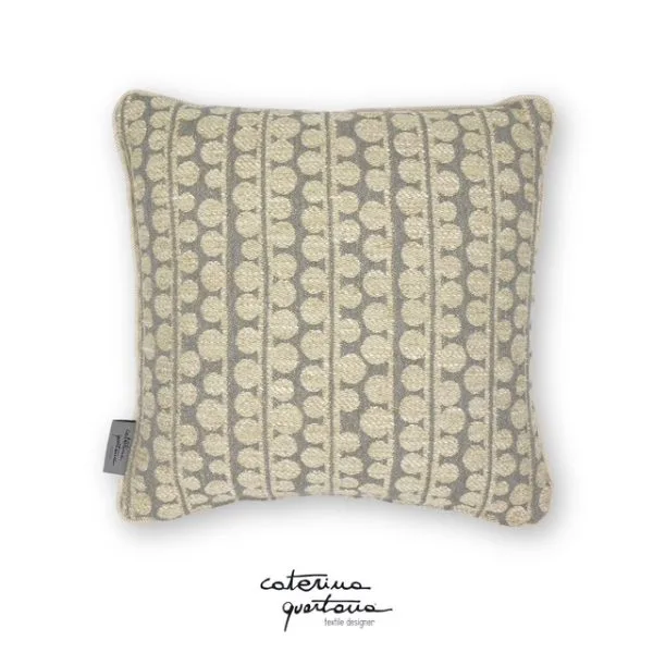 Cuscino in lino disegno Bouclé color grigio, velluto colore verde salvia e nastro in velluto colore ambra - immagine 2