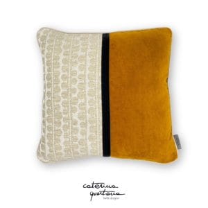 Cuscino in lino disegno Bouclé color écru, velluto colore ambra e nastro in velluto colore nero