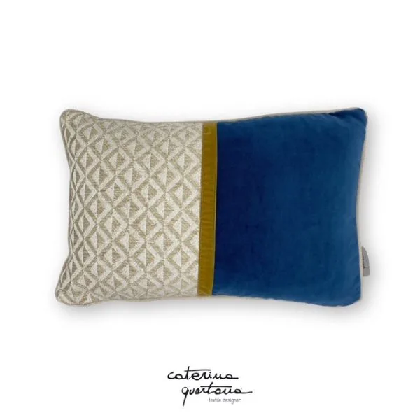 Cuscino in lino disegno Losanghe color écru, velluto color blu e nastro in velluto color oro