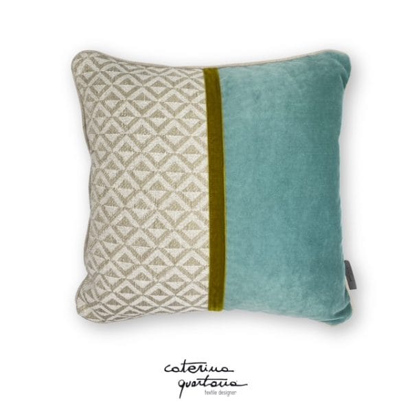 Cuscino in lino disegno Losanghe color écru, velluto color acquamarina e nastro in velluto colore verde lime