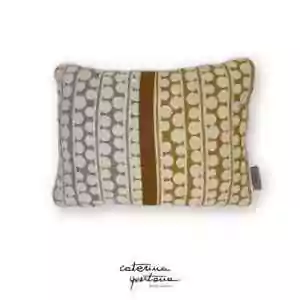 Cuscino in lino disegno Bouclé color grigio e biscotto, nastro in canetè colore cammello