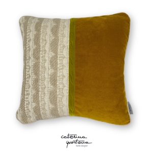 Cuscino in lino disegno Tissage color écru, velluto color ambra e nastro in velluto color verde lime