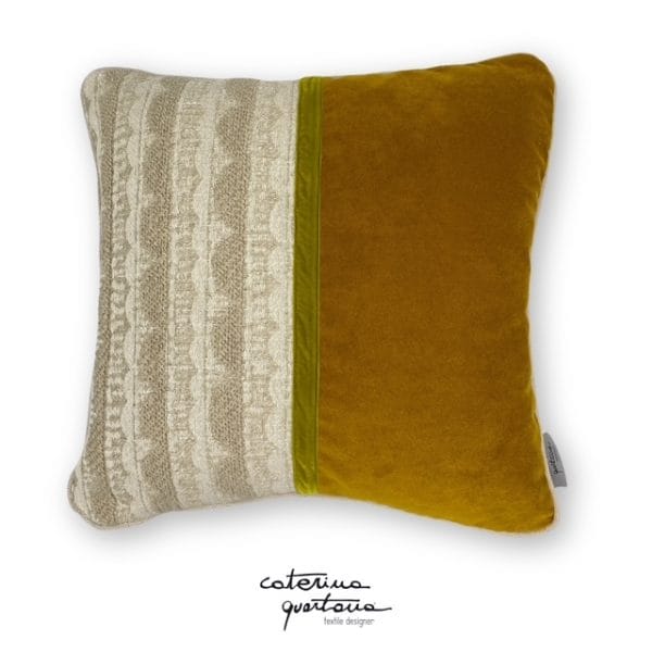 Cuscino in lino disegno Tissage color écru, velluto color ambra e nastro in velluto color verde lime