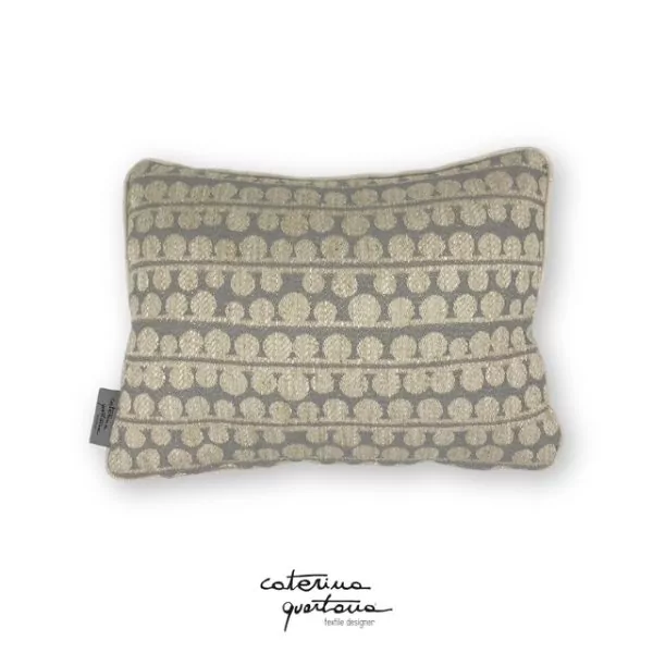 Cuscino in lino disegno Bouclé color grigio e biscotto, nastro in canetè colore cammello - immagine 2