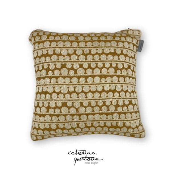 Cuscino in lino disegno Bouclé color biscotto, velluto colore carta da zucchero e nastro in velluto colore oro - immagine 2