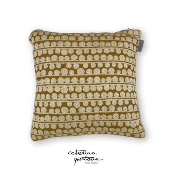 Cuscino in lino disegno Bouclé color biscotto, velluto colore carta da zucchero e nastro in velluto colore oro - immagine 2