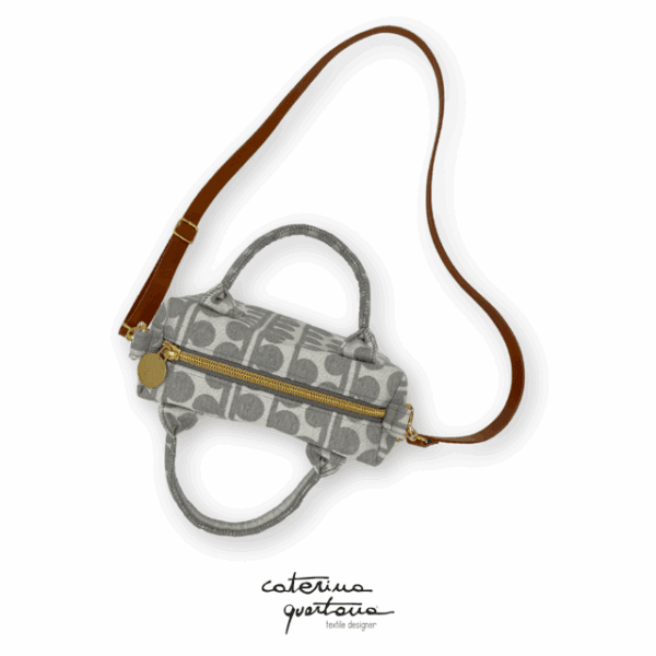 Come borsa a tracolla per muoversi in città, come bauletto per la sera, la minibag CQ è davvero perfetta per tutti i momenti della giornata. Contenuta nelle dimensioni ma allo stesso tempo capiente, è l'accessorio indispensabile per chi cerca una soluzione pratica e allo stesso tempo elegante e ricercata. Prodotto fatto a mano Made in Italy.