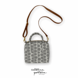 Come borsa a tracolla per muoversi in città, come bauletto per la sera, la mini bag CQ è davvero perfetta per tutti i momenti della giornata. Contenuta nelle dimensioni ma allo stesso tempo capiente, è l'accessorio indispensabile per chi cerca una soluzione pratica e allo stesso tempo elegante e ricercata. Prodotto fatto a mano Made in Italy.